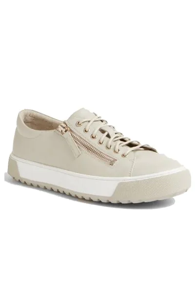 Update your casual looks with these leather sneakers by Django & Juliette. Resting on a treaded sneaker sole, TOPPINE is perfect for everyday wear.