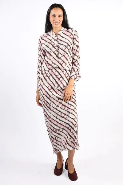 The Seychelles Skirt is cut on the bias to create a beautiful, fluid drape that moves effortlessly with the body. Crafted from 100% Viscose, it falls in a long, elegant line and offers a lightweight, softly lustrous finish. A narrow elastic waistband keep