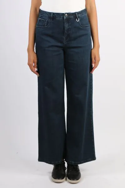 Embrace the relaxed sophistication of a perfectly tailored wide leg jean. 5 pocket, fly front, wide leg jean in soft, stretch white denim. The Cruise jean is ankle length. style 9594XBT.