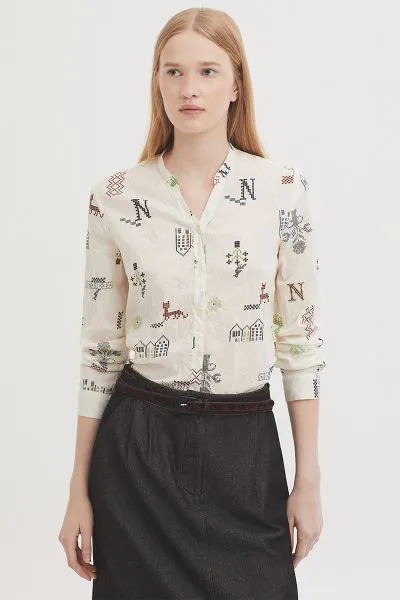 Basic shirt with Cross Stitch print in sustainable crinkle cotton fabric. Mao collar with opening. Mother of pearl button front. Long sleeves with vent, cuff and button. Complete with matching fabric bag. WWV092.

