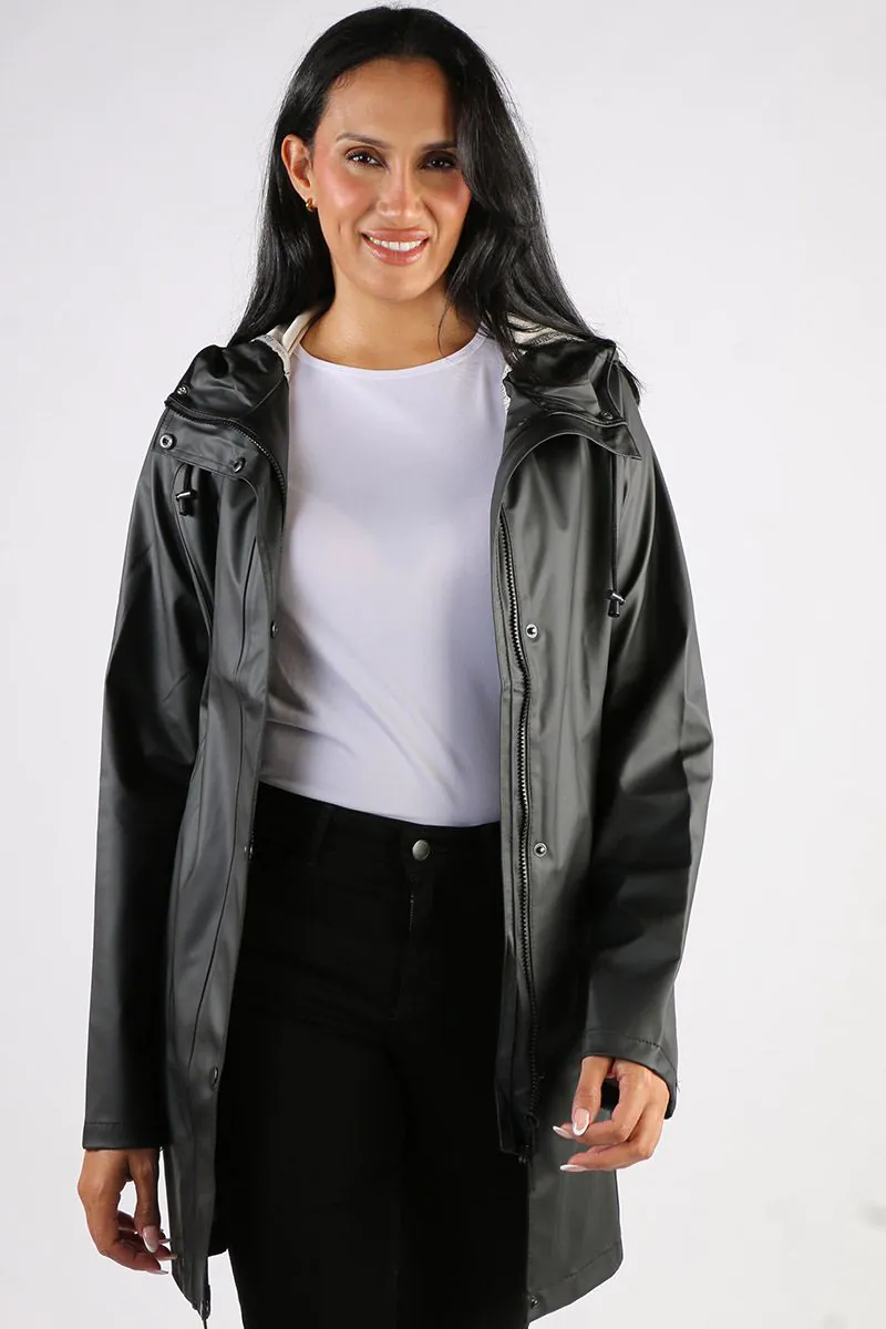 Reads Online ILSE J RAIN87 23 RAINCOAT