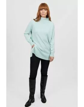This season, the BL6623 Funnel Neck Tunic is redefining modern knitwear with its bold, fashion forward design. A favourite among HQ and retail partners alike, its relaxed silhouette and striking funnel neckline deliver contemporary style and versatility. 