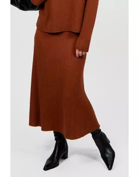 Rib panel mid length skirt with a fit and flare silhouette. Ribbed elastic waistband for all round comfort. Fitted at the waist and hips, and full through to the hem Regular fit. Styling Tip. Style as a set with matching pullover or cardigan. Regular fit