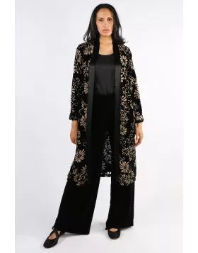 The Blackstone Carrie Viscose Burnout Kimono is an effortlessly stylish, lightweight jacket that gives any outfit an instant lift. The soft burnout texture and breezy drape make it perfect for layering - wear over a simple tee or slip dress for an easy, e
