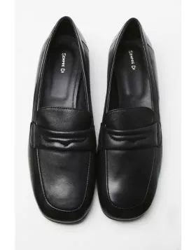 Go for a classic Sempre Di Loafer that is versatile for all your looks. loafers feature a classic design with a rounded toe, a leather upper, padded detail and a flat sole. Style A1501.
