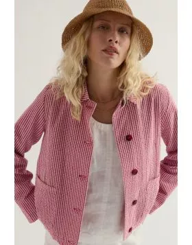 The Carnon Downs Jacket from Seasalt brings effortless style to your everyday wardrobe with its charming gingham scarlet pattern. Crafted from organic cotton, the Carnon Downs features a classic regular collar, tonal red mock horn buttons to the front and