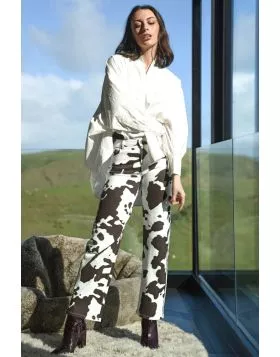 Where bold attitude meets luxe craftsmanship, the Rodeo Nights jeans turn everyday denim into a daring statement. Crafted in the premium Set the Mood stretch denim fabrication that strikes a monochrome pattern, they exude edgy sophistication with every we