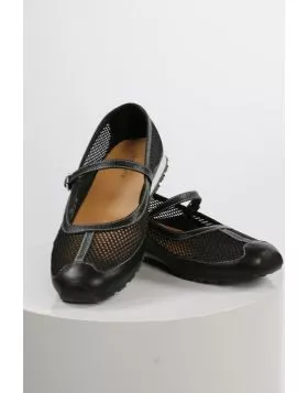 Refresh your modern wardrobe with these timeless flats from Diana Ferrari. The mesh top with leather bottom keeps your best fashion foot forward. AVAH s everyday style is effortless and versatile, perfect for work and the weekend.
