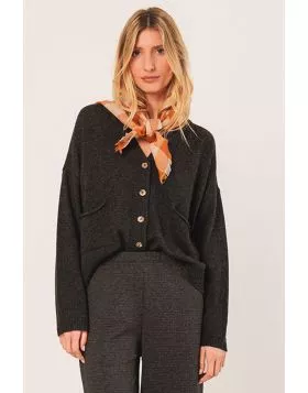 This knitted jacket in wool and cashmere can be combined with everything. With a V neckline and buttons in the middle, it has a relaxed, trendy fit. FG506.
