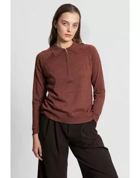 Premium 100% Australian Merino wool quarter zip knit. This heritage piece is a sell out favourite for good reason combining classic design with the luxurious performance of Australian Merino Wool, it s a must have essential for a polished, cozy wardrobe. 