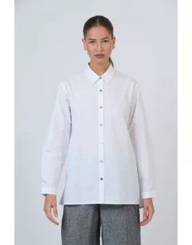 GA665 brings new dimension to the classic button down. Crafted from 100% poplin, it features a sharp pointed collar and full button placket that accentuates its modern form. The oversized, boxy silhouette drapes effortlessly with a slightly extended back 