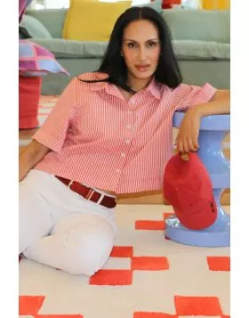 An easy cropped shirt is perfect for the season, and this Baci shirt fits the bill. The cropped poplin shirt has a front button down, short sleeves and shirt collar. Style it with easy pants.