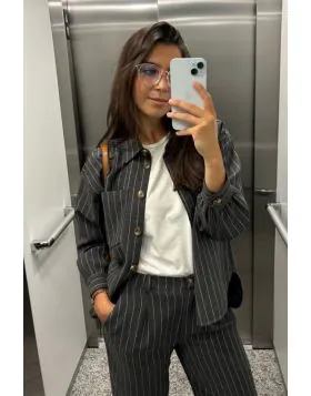 This shirt, with its classic cut and pinstripe design, features dropped shoulders and a slightly shorter front hem. It has a straight cut and tailoring style. Pair it with the matching trousers for a versatile and original total look. style DD253.