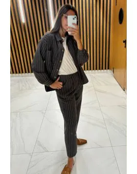 This suit pant features a mid rise and the classic pleats of this style of garment. Its regular cut ensures its neither too loose nor too tight. Made with a lightweight fabric with a pinstripe pattern. Pair it with the matching vest for a complete look! S