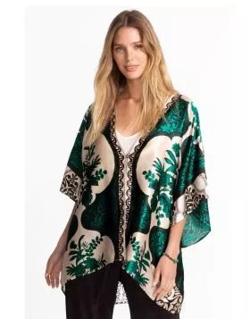 Ornately embellished in hues of cream and green, the Ronan Kimono is crafted from a unique silk blend with a hint of stretch. Designed with draped kimono sleeves and a simple loop closure, this kimono is finished with a contrasting trim at the opening. La
