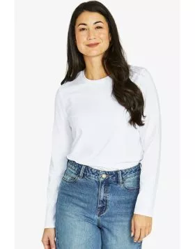 Our Core Crew Long Sleeve Tee is a staple for every wardrobe. This top features a minimalist design with a focus on versatility and comfort. The fit is relaxed yet structured, offering ease of movement. Its classic crew neck adds to its timeless appeal. 6