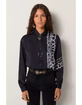 A shirt that commands attention, this Elizabeth shirt does just that. In a tie and dyed detail and a luxe viscose, the shirt exudes a western charm with its shirt relaxed tailoring and gathered long sleeve detail. Style this shirt with high waisted denims