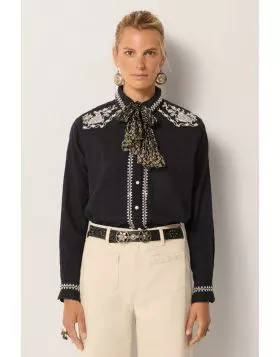 A bit of wild west vibe never hurt anyone and this Tobasco Cahrro Blouse is one for the keeps. With embroidered details, the shirt exudes a western charm with long sleeves and in an easy cotton is a perfect go to for the season.