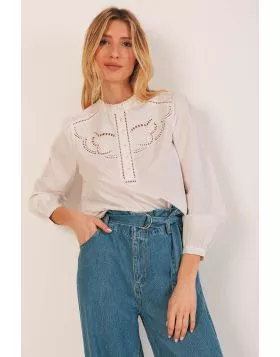 This poplin shirt will be the most special shirt in your wardrobe. It has a square collar and half placket buttoned closure, plus hand cut floral motifs. The striped poplin fabric with a romantic touch makes it a unique garment. MC230.
