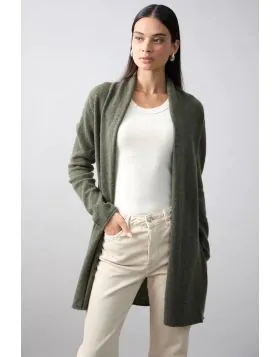 Mia Essentials Soft Roll Cardi is a lightweight and versatile cashmere cardigan being a wardrobe staple suitable for any season. Made from 100% Mongolian Cashmere. Slim fitting with set in sleeve, this piece has been designed for maximum flattering fit si