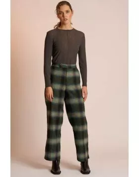 The Saxon Pant by Neris is a standout winter trouser, crafted from a plush 50% wool blend and lined to the knee for added comfort. Cut in a straight leg silhouette, it features a zip fly with a vintage inspired leather-look button and practical side pocke