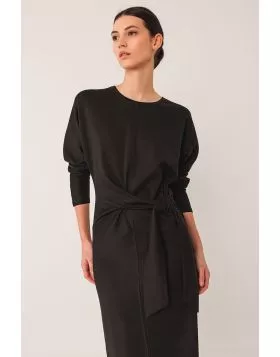 Knitted dress with a nice drape, fitted at the waist by adjusting the drawstring, plus a one side slit. Easy dolman sleeves and round neck it is The perfect combo of comfort and versatility. NM362.
