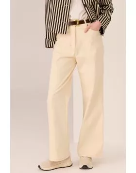 Made from cotton denim with a touch of spandex, the Lana Wide Leg Jeans offer a new full length silhouette with just enough stretch for all day comfort. Mid rise waist for a flattering fit. style PP5780.