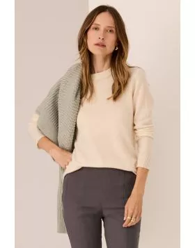 Designed with a classic fit in mind, the Orson Crew Knit is a luxe Merino/Cashmere blend basic in five stunning colours.Ribbed crew neckline. Full length sleeves - ribbed cuffs. Regular fit through the body. Ribbed hem.
