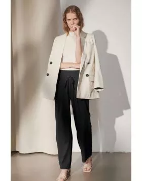 The Candice Straight is a classic yet comfortable jogging style pant. This modern pant offers a classic chino look, relaxed straight legs, and an elastic waistband with a tie for added comfort. Perfect for savvy travellers, these pants are lightweight, cr