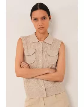 Vest top with ribbed shirt collar and armhole sleeves. Front plastron pockets with flap, and front closure with buttons. It has a soft touch thanks to the silk. RD492.
