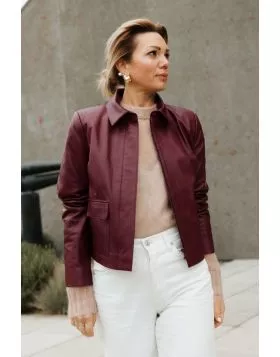 A clean cut leather jacket with a softly structured shape that feels polished without being overdone. The rich hazelnut tone adds warmth, while the minimal design keeps it timeless and easy to wear. Fitted through the shoulders with a relaxed finish throu