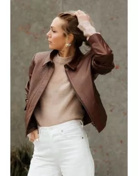 A clean cut leather jacket with a softly structured shape that feels polished without being overdone. The rich hazelnut tone adds warmth, while the minimal design keeps it timeless and easy to wear. Fitted through the shoulders with a relaxed finish throu