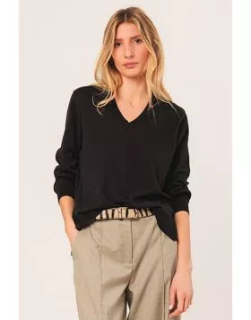 A basic sweater in fine organic cotton, with a V neckline, Dip Hem and long sleeves. Embroidered logo details. You have a wide range of colors to choose from. Layer up or wear on its own, this is sure to keep your best style foot forward.TK495.
