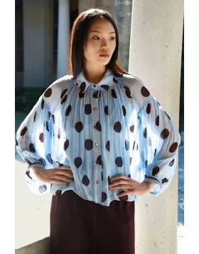 Draped in whimsical viscose yoryu, the Tweedle Dee blouse floats in the breezy Blue Them Away print, bringing lightness to every movement. Its swing silhouette pairs effortlessly with raglan inset sleeves and a gathered drop shoulder, creating that signat