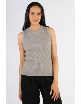 This go to Cassia top by Two by Tow is a perfect one for the season. The ribbed knitted sleeveless top has a round neck and hugs you in all the right places. Style with easy wide leg or tailored pants for an easy look. KN1003.
