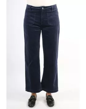 Vassalli staple cord pants for the season are a perfect go to. In a stretch corduroy, front zip and pockets, freshen up your wardrobe this season. Style 5995AM.
