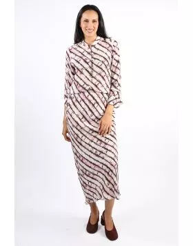The Seychelles Skirt is cut on the bias to create a beautiful, fluid drape that moves effortlessly with the body. Crafted from 100% Viscose, it falls in a long, elegant line and offers a lightweight, softly lustrous finish. A narrow elastic waistband keep